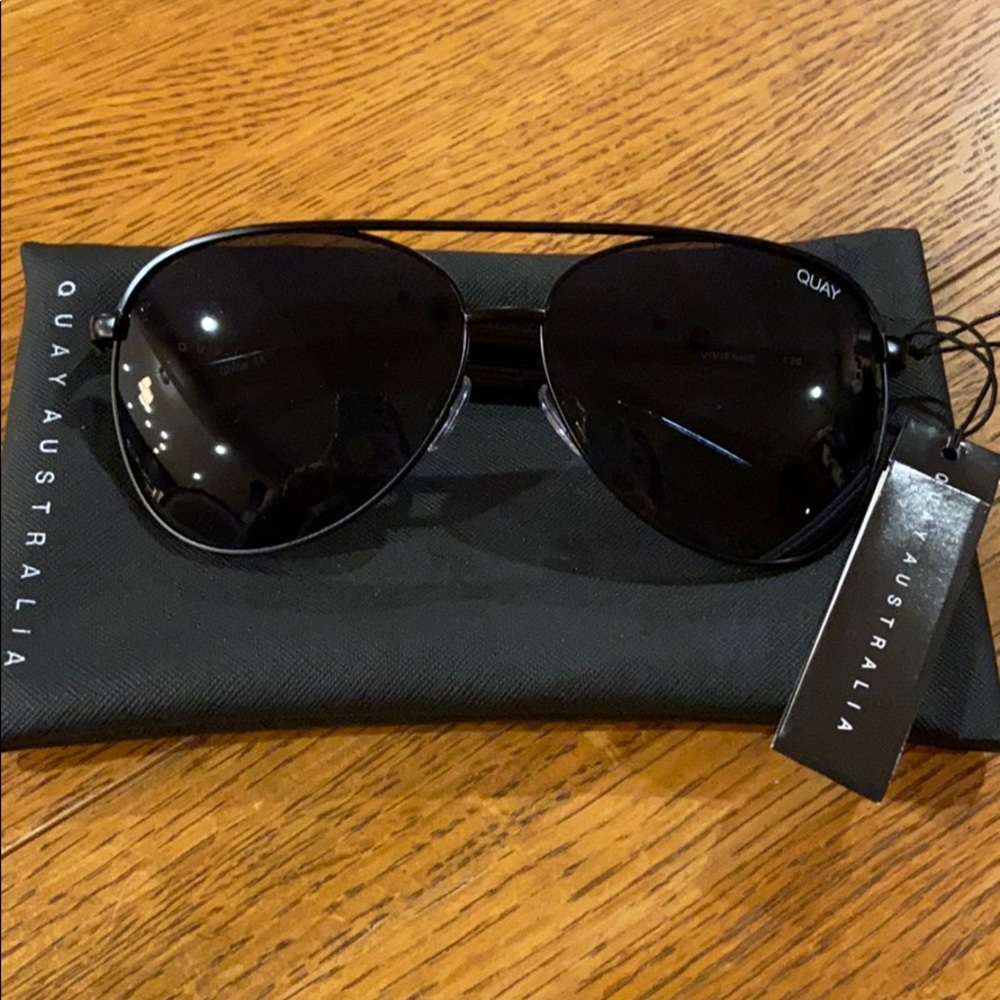 Quay Australia Vivienne Sunglasses Black/Smoke